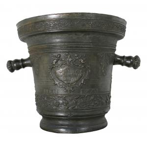 Mortier en bronze signé et daté : "Innocentius De Madiis fecit Brixiae" MDCC LXXV (Brescia, 1775)
